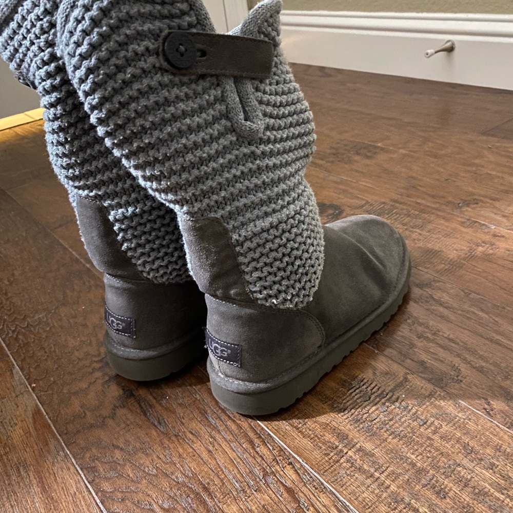 UGGS ! Beautiful grey - Picture 7 of 11